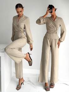 Siren Gaze Conjunto de camisa de manga larga con drapeado y hebilla metálica de color contrastante, y pantalón recto para mujer (2 piezas) - Albaricoque - Ver 1
