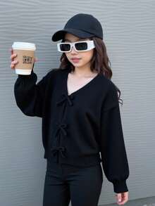 SHEIN 黑色V领女童开衫，饰有手工编织的小羊毛蝴蝶结和隐形纽扣。适合春、秋、冬季穿着。柔软舒适，适合日常穿着和旅行。 - 黑色 - 查看 5