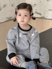DAZY 2件套幼儿女童卡通印花休闲宽松长袖运动衫和裤子套装 - 灰色 - 查看 2
