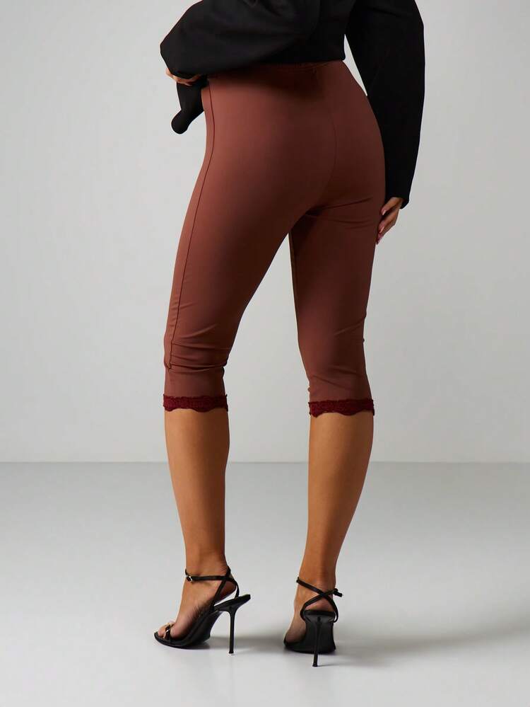 MISSGUIDED Pantalon capri taille haute avec détail de ourlet en dentelle pour femmes, tenue décontractée d'été