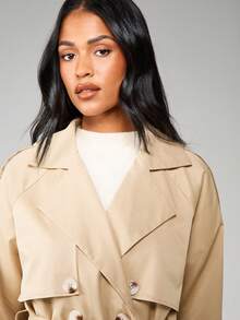 MISSGUIDED 经典双排扣风衣，配有腰带和纽扣细节，适合秋冬外套 - 卡其色 - 查看 6