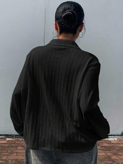 Dazy Plus 时尚休闲纹理面料翻领图案装饰宽松长袖白色 T 恤，加大码女款，春秋季