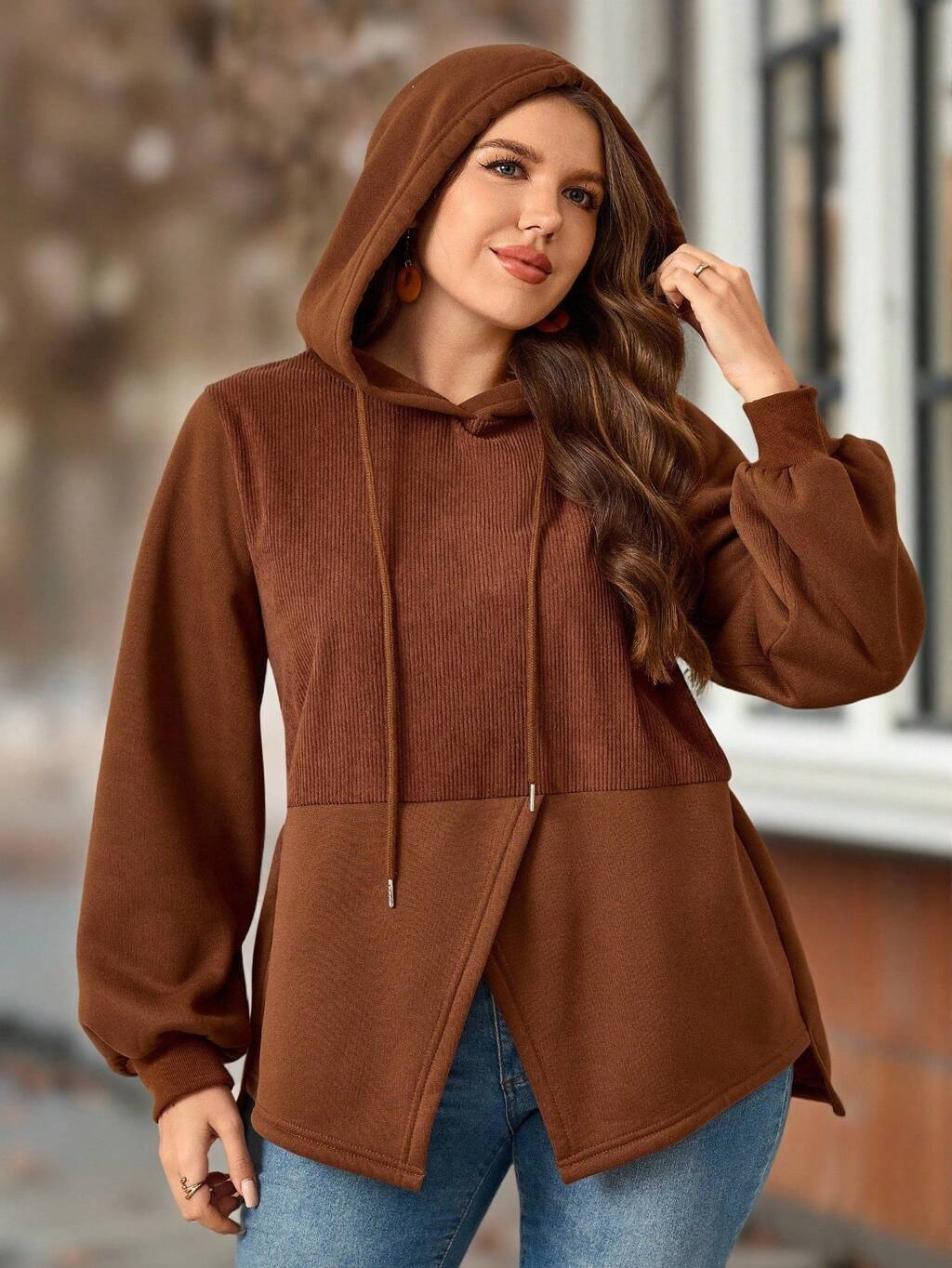 Sweat-shirt-shirt à capuche patchwork asymétrique brun chaud et moelleux pour femmes de grande taille, style campagnard décontracté pour l'automne/hiver, Top brun pour femmes en automne, chemise à manches longues pour femmes en automne, hauts à manches longues, sweats à capuche, pour sortir, nouveauté 2025