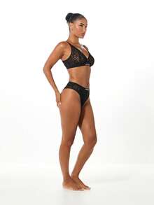 SUMWON WOMEN Bralette con cierre de encaje en el frente, escote en V profundo y patrón floral intrincado - Negro - Ver 5