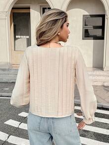 SHEIN Frenchy Damen Herbst Französischer Stil Khaki Aprikose Lässig Hemd mit Schleifendetail und plissierter Dekoration Herbst Edition Hemd Schleife Top Damen Französischer Stil Kleidung Langarm Top Damen, Neujahr Damenkleidung, Weihnachten Damenkleidung Herbst Winter Damen