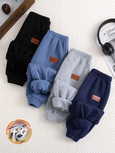 SHEIN Bộ 4 món quần áo trẻ em trai phong cách thường ngày, thoải mái, thời trang, đơn giản, tiện dụng, dễ phối đồ, có họa tiết trang trí, mềm mại, dày dặn, thích hợp cho cả gia đình và dự tiệc sinh nhật. Phù hợp cho sinh hoạt hàng ngày, đi học, du lịch, thể thao, mùa thu và mùa đông.