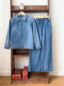 SHEIN 两件套男童时尚休闲 Y2K 复古酷炫街头返校学院风基础款简约蓝色牛仔翻领长袖外套搭配舒适宽松牛仔裤，两件套童装，适合男童日常穿着，柔软舒适，也适合儿童秋冬季派对、节日和街头服饰，以及校园穿着。 - 藍色 - 查看 2