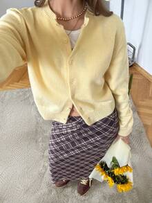 SHEIN Cardigan feminino casual, cor sólida, gola redonda, manga comprida, solto, curto, confortável e aconchegante, chique, para o dia a dia, blusa amarelo-manteiga no estilo retrô preppy outono/inverno, estilo tradicional, estilo celeiro, cardigan essencial para o outono, passeio diário, reunião de irmãs, casa casual, confortável, simples e quente, roupa para aeroporto - Amarelo Mustarda - Ver 3