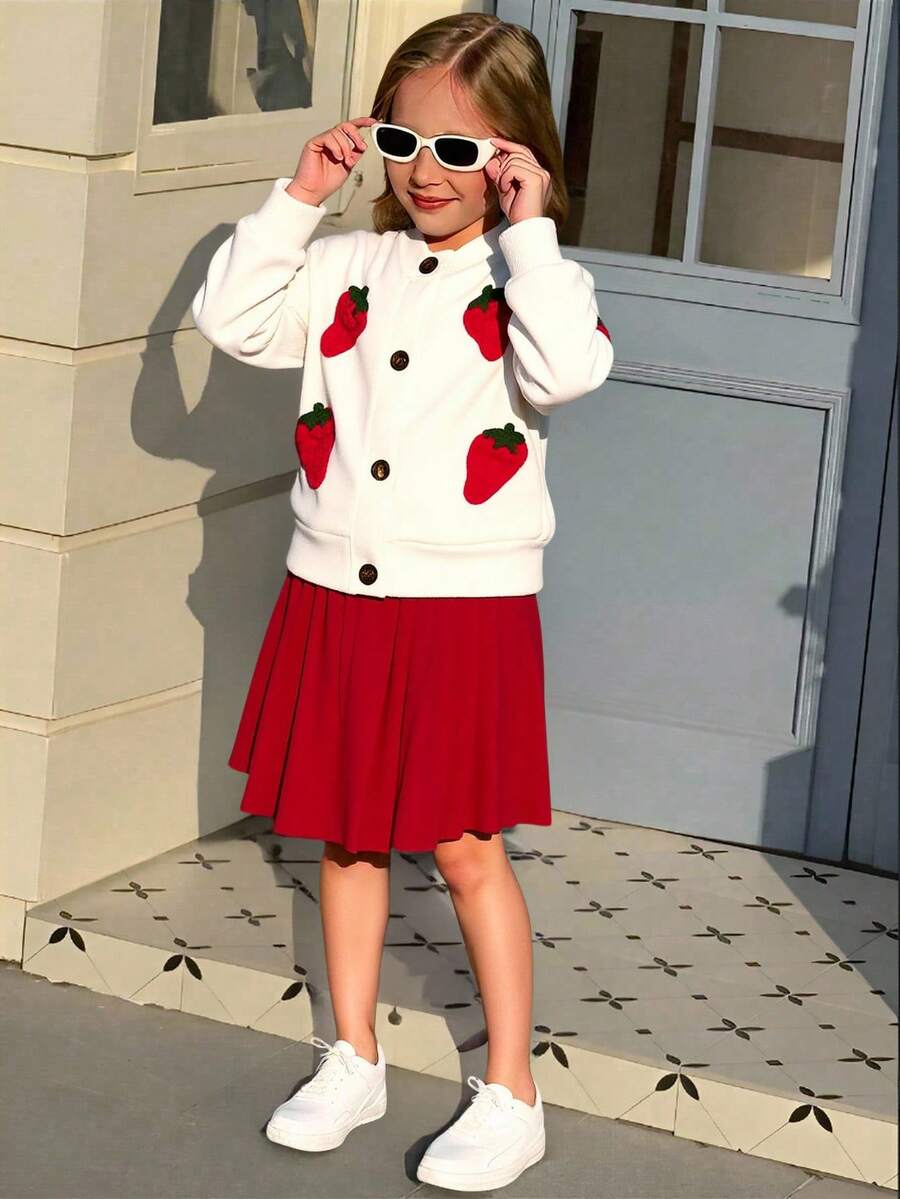 SHEIN Elladie kids Bộ áo len cardigan thêu hình quả dâu tây dễ thương cho bé gái kèm chân váy xếp ly. Áo len đan này có thiết kế thêu hình quả dâu tây rực rỡ, kết hợp với vải đan mềm mại, vừa thời trang vừa thoải mái. Kết hợp với chân váy xếp ly màu đỏ cổ điển, viền váy xếp ly tự nhiên tôn lên vẻ ngọt ngào và thanh lịch. Chất liệu mềm mại đảm bảo trải nghiệm mặc thoải mái, phù hợp với mùa thu/đông. - trắng - Xem 1