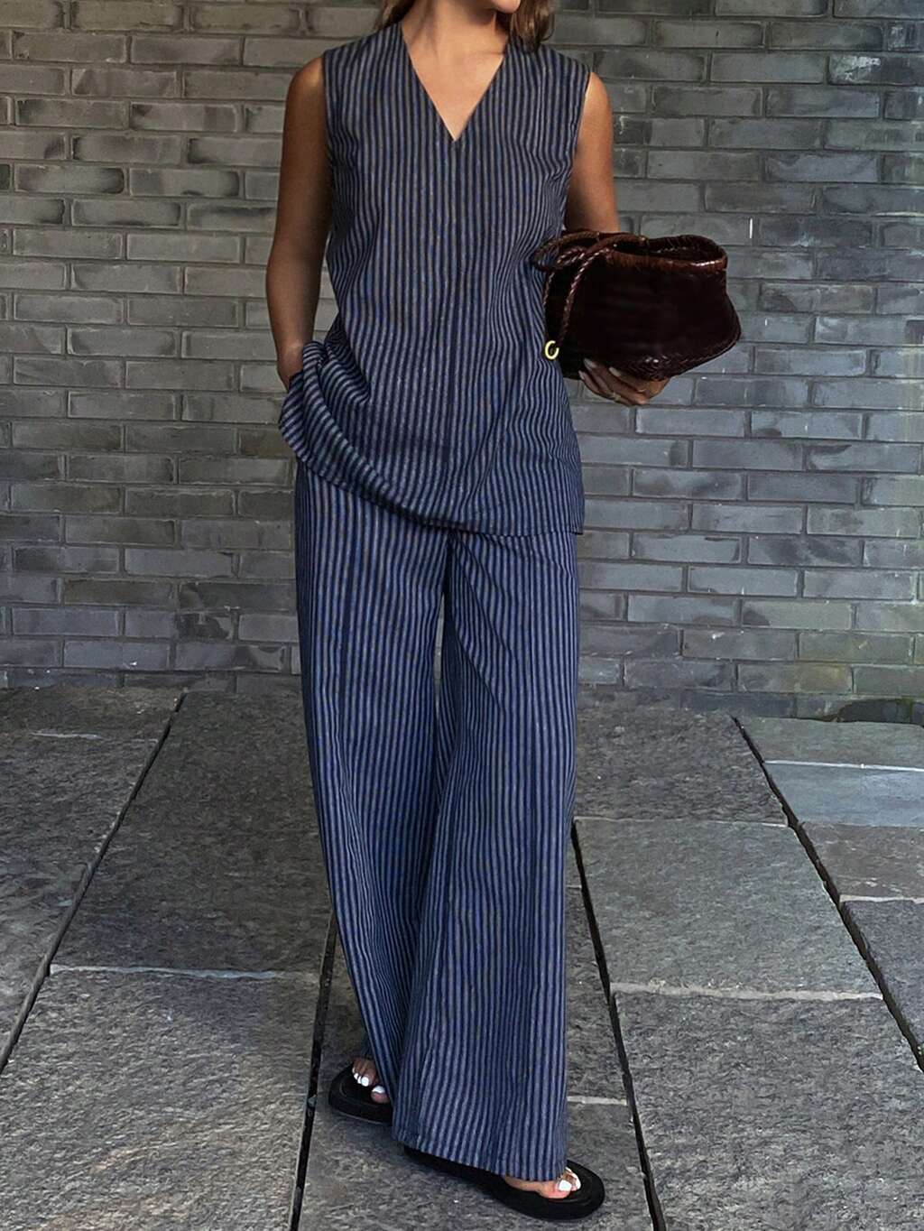 Conjunto de 2 piezas casual y elegante para vacaciones, con top sin mangas de cuello en V a rayas y pantalones rectos para mujer
