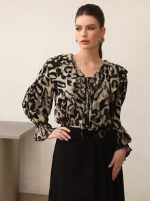 Modelyn Blusa de mujer de manga larga con cuello en V, manga acampanada, estampado de leopardo y volante en el bajo - Multicolor - Ver 4