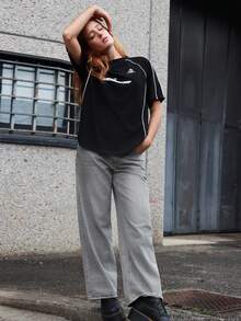 SILVIA DI SANTO 黑色街頭風格時髦婦女活動字母印花顏色搭配Y2K短袖T恤 - 黑色 - 查看 2