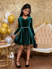 SHEIN SLAYR KID Tween Girl Fashion Party V-Neck Solid Green Velvet Long Sleeve Dress, Suitable For Christmas - Green - View 2