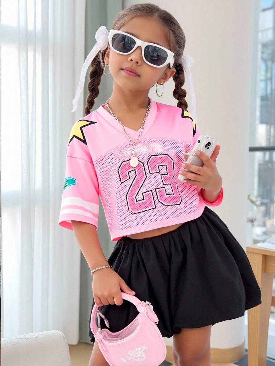 SHEIN 2 件/套年轻女孩针织数字图案，运动休闲字母和印花拼布运动风格 V 领休闲运动衫粉色上衣和低腰迷你泡泡裙，返校服装，运动风格，街头风格，母女搭配，非常适合夏季休闲和日常穿着和学校日常。 - 粉色 - 查看 1