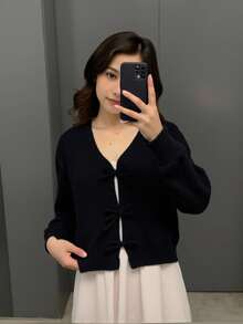 SHEIN 黑色V领女童开衫，饰有手工编织的小羊毛蝴蝶结和隐形纽扣。适合春、秋、冬季穿着。柔软舒适，适合日常穿着和旅行。 - 黑色 - 查看 8