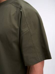 Camiseta deportiva casual y versátil con estampado de letras oversize para hombres - Verde militar - Ver 4