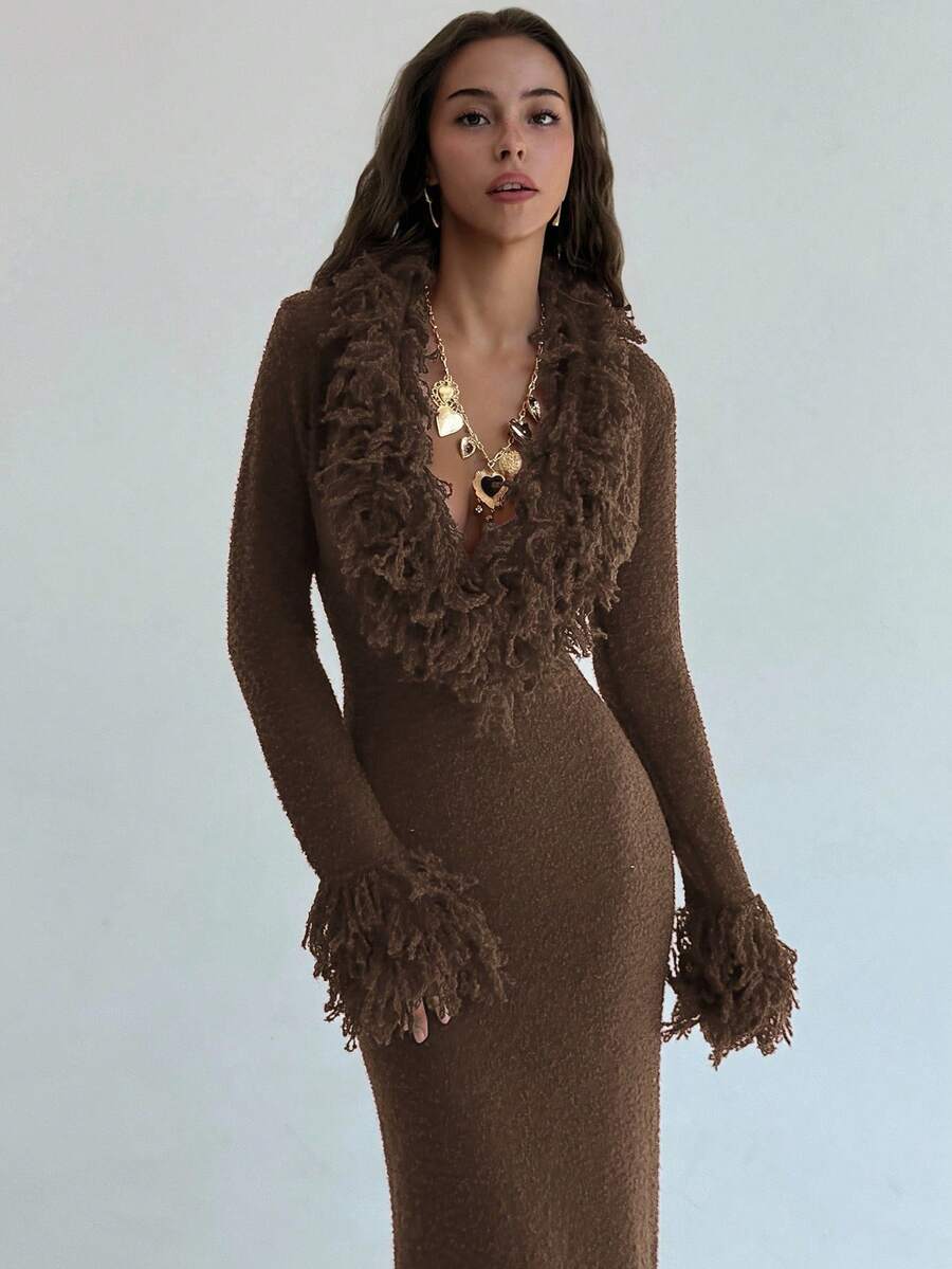 Aloruh 秋冬女士 V 领流苏毛绒拼接喇叭下摆修身针织长款毛衣连衣裙 - 棕色 - 查看 1