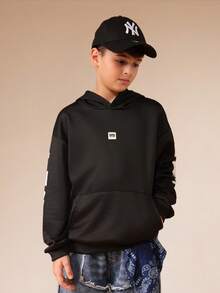 男童超大号个性连帽衫，背部有大印花，带中央口袋 - 黑色 - 查看 2