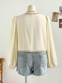 Soleia 大码女式V领白色面料刺绣黑色花朵灯笼袖系带衬衫 - 杏色 - 查看 2