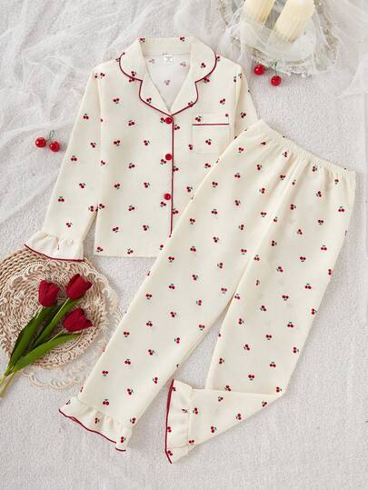 Elladie kids 女童睡衣套装 保暖家居服两件套 - 奶油红樱桃睡衣 甜美樱桃印花翻领设计 奶油红复古优雅配色 保暖针织面料 长袖翻领上衣+长裤 樱桃图案组合 社交媒体风格 甜美复古 秋冬春夏 假日必备 少女居家两件套睡衣套装 睡衣套装两件套