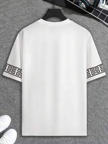 Manfinity Homme 大码男士时尚 Spade A 花卉印花短袖 T 恤，休闲 T 恤，简约百搭，是送给男朋友或家人的绝佳礼物 - 白色 - 查看 2