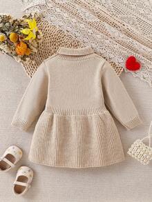 SHEIN 时尚心桃刺绣幼儿保暖毛衣裙。刺绣心桃图案的核心设计与毛衣裙品类相结合，契合婴幼儿可爱活泼的属性。 - 杏色 - 查看 3