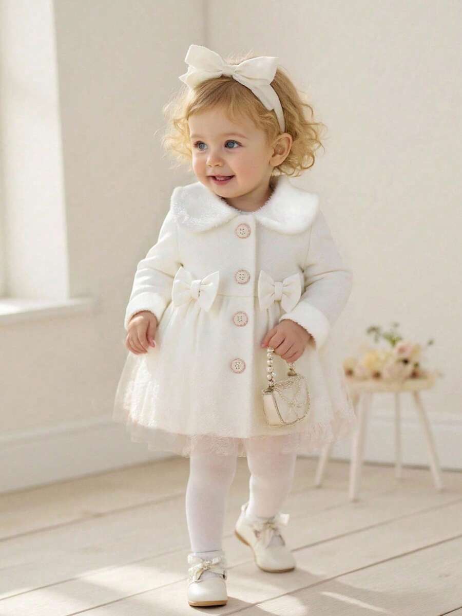 Áo khoác len dáng chữ A chất liệu vải tuyn màu trơn đính nơ 3D cho bé gái. Thiết kế màu trơn, điểm xuyết nơ 3D tinh tế trên ngực là điểm nhấn hoàn thiện, vừa thời trang vừa thanh lịch. Dáng chữ A phù hợp với nhiều vóc dáng bé gái. Dù là đi chơi hàng ngày, chơi trong công viên hay thư giãn tại nhà, chiếc áo sẽ biến bé thành nàng công chúa nhỏ xinh xắn nhất. - trắng - Xem 1