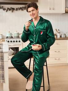 CoupledUp 撞色滚边绿色仿丝刺绣圣诞帽男士翻领上衣和裤子睡衣套装秋冬服装 - 彩色 - 查看 5