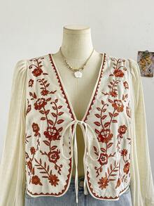 Soleia 大码女式V领白色面料刺绣黑色花朵灯笼袖系带衬衫 - 杏色 - 查看 6