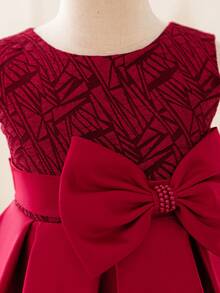 Glamorique Kids Đầm dự tiệc không tay thắt nơ eo họa tiết hình học cho bé gái - Màu Đỏ Sâu - Xem 4