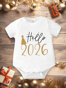 SHEIN Playful Pals 男婴休闲时尚简约创意“你好 2026”趣味数字字母标语印花连体衣短袖连体衣，新年快乐 - 白色 - 查看 3