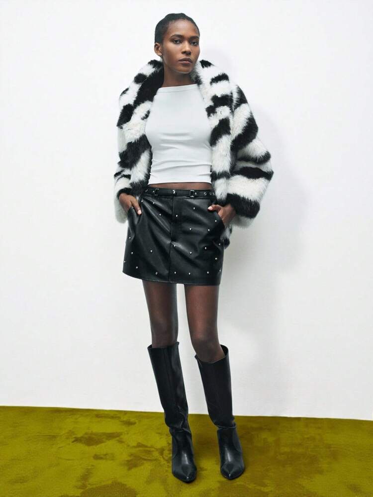 SHEIN Maija 2025年 レディースファッション パール装飾 通勤スカート、冬秋、ハロウィンコスチューム、ハロウィンコスプレ、クリスマスパーティー、新年レディース、感謝祭レディース、メタルデザイン、スタッズ付き、ベルトバックル、レディースミニスカート、ストリートスタイル、外出に適し、ファッショナブルで多用途、ミニマリストスタイル、ブラックスカート