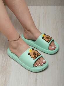 Sandalia de casa para mujer con osito decorativo, punta redonda, sin cordones, suela gruesa, estilo cute para verano y playa - Verde - Ver 2