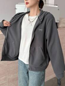 SHEIN 少女灰色双面抓绒刺绣马图案休闲宽松外套，简约学院风休闲外套，舒适保暖，适合秋冬季日常穿着、街头风、居家穿着。连帽拉链衫，适合新年、日常穿着、庆祝活动、秋冬季穿着，舒适百搭，秋冬季叠穿时尚单品。 - 灰色 - 查看 5
