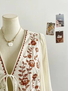 Soleia 大码女式V领白色面料刺绣黑色花朵灯笼袖系带衬衫 - 杏色 - 查看 4