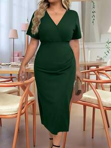 EMERY ROSE Vestido midi de mujer talla grande con cuello en V, manga corta, unicolor y drapeado - Verde Oscuro - Ver 3