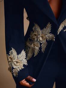 Radiana 大码女式秋冬优雅性感 2 件套奢华金线刺绣 3D 花朵装饰通勤风格西装外套和喇叭裤套装，适合宴会 - 藏蓝色 - 查看 8