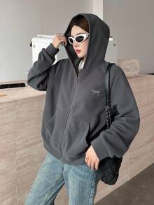 SHEIN 少女灰色双面抓绒刺绣马图案休闲宽松外套，简约学院风休闲外套，舒适保暖，适合秋冬季日常穿着、街头风、居家穿着。连帽拉链衫，适合新年、日常穿着、庆祝活动、秋冬季穿着，舒适百搭，秋冬季叠穿时尚单品。 - 灰色 - 查看 3