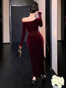 DAZY 秋冬浆果色天鹅绒红色新年、圣诞节、情人节设计感斜肩领修身腰高开叉修身中长连衣裙，优雅镂空蕾丝边婚礼派对鸡尾酒晚礼服女士舞会礼服 - 酒紅色 - 查看 4