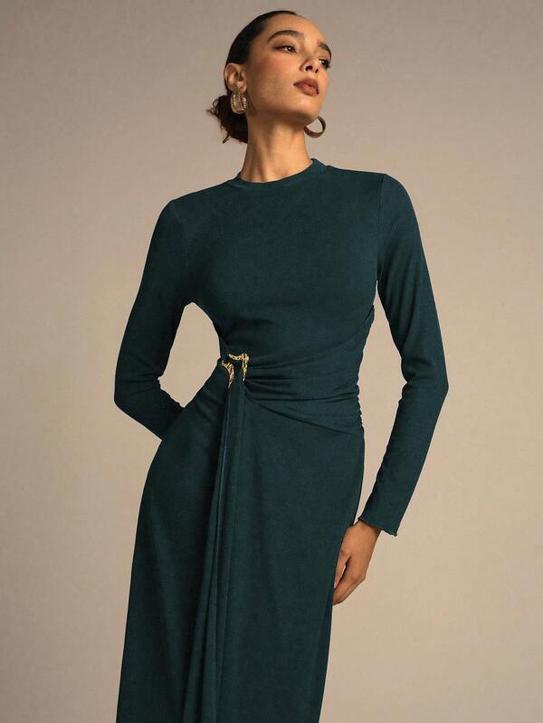 NOVVYNE Gestricktes Kleid mit langen Ärmeln, plissiert, asymmetrisch, mit Metallschnalle verziert, eleganter französischer Stil