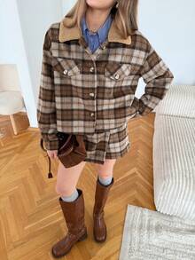 SHEIN Unity Áo khoác nữ cổ lông cừu kẻ caro, phong cách retro sinh viên, phù hợp cho mùa tựu trường, dạo phố, tiệc trà chiều, sân bay, Giáng sinh, món đồ thiết yếu cho mùa thu/đông, ấm áp và thoải mái, mang hơi hướng quý tộc cổ điển. - màu nâu - Xem 2