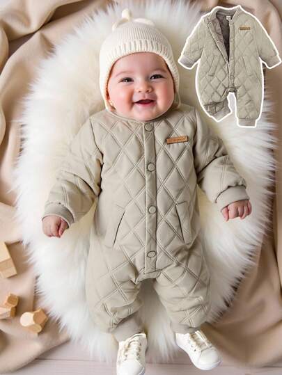 SHEIN 新生儿男宝宝冬季纯色浅蓝色简约纽扣长袖连体衣，修身设计，适合外出、休闲穿着、日常轻运动和主题派对。新生儿男女通用保暖服装，男宝宝韩版外套，新生儿外套，男宝宝外套，1-24个月中性婴儿服装连体衣，男女通用婴儿服装，中性男宝宝服装。