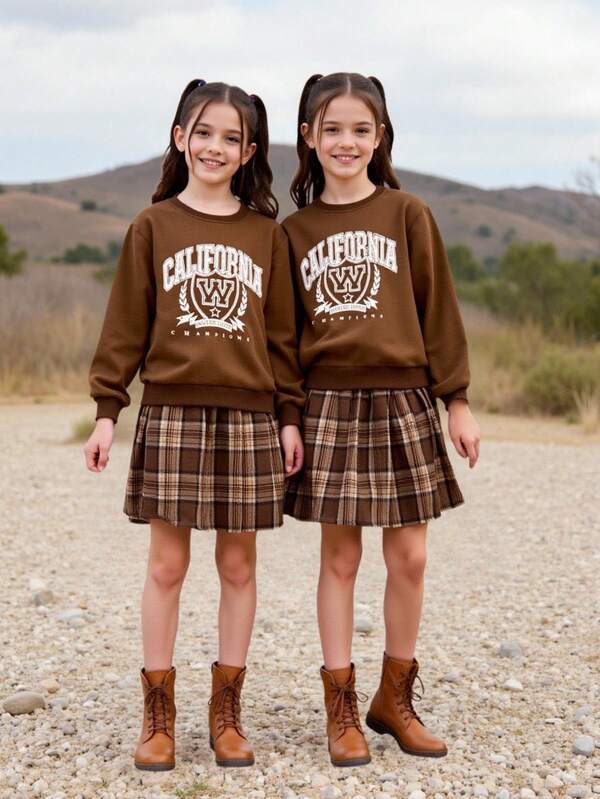 Conjunto de niña preadolescente que incluye sudadera con cuello, puños y dobladillo de canalé, cuello redondo y estampado, talla grande una falda plisada a cuadros
