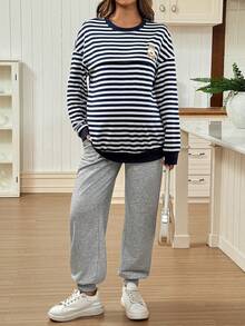 SHEIN 2 st. gravidset med tecknad björn och randig nedsänkt axel och justerbara byxor i midjan. - Marinblå - Visa 4