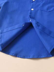 SHEIN Áo sơ mi dài tay trơn màu đơn giản cho bé trai, họa tiết logo nhỏ tinh tế, kết hợp với quần âu, thích hợp mặc hàng ngày, du lịch, tụ tập, ngày lễ và đi học, áo đa năng cho mùa xuân và mùa thu. - Màu xanh lam - Xem 5