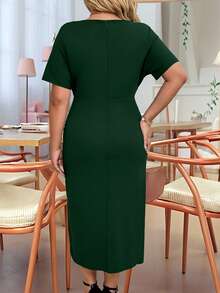 EMERY ROSE Vestido midi de mujer talla grande con cuello en V, manga corta, unicolor y drapeado - Verde Oscuro - Ver 2