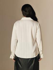 SHEIN LUNE Camisa de satén con botones metálicos, casual/oficina, talla grande - Blanco - Ver 2