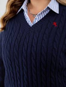 SHEIN CURVE+ Suéter de Malha Texturizada com Decote em V e Padrões Bordados, Estilo Casual Plus Size, Suéter de Volta para Casa Azul Marinho, Suéter de Tricô Trançado, Suéter Bordado, Casual Empresarial de Outono, Estilo Old Money para Mulheres/Inverno - Azul Marinho - Visão 9