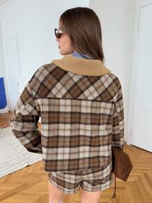SHEIN Unity Áo khoác nữ cổ lông cừu kẻ caro, phong cách retro sinh viên, phù hợp cho mùa tựu trường, dạo phố, tiệc trà chiều, sân bay, Giáng sinh, món đồ thiết yếu cho mùa thu/đông, ấm áp và thoải mái, mang hơi hướng quý tộc cổ điển. - màu nâu - Xem 7