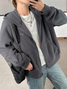 SHEIN 少女灰色双面抓绒刺绣马图案休闲宽松外套，简约学院风休闲外套，舒适保暖，适合秋冬季日常穿着、街头风、居家穿着。连帽拉链衫，适合新年、日常穿着、庆祝活动、秋冬季穿着，舒适百搭，秋冬季叠穿时尚单品。 - 灰色 - 查看 6